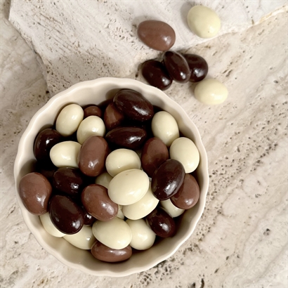 Bloomingville enfärgad keramikskål med 300 gram italienska chokladmandlar.